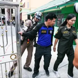 Adolescente asesina a sus abuelos y cinco profesores en tiroteo escolar en Tailandia