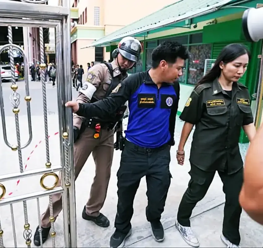 Adolescente asesina a sus abuelos y cinco profesores en tiroteo escolar en Tailandia